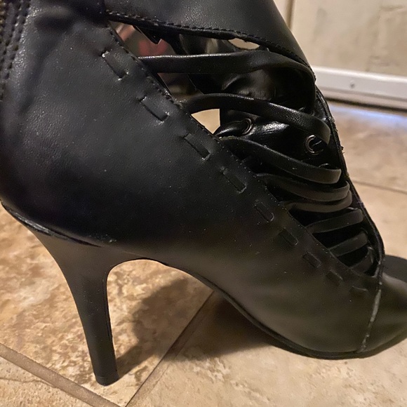 Set of Black 4” Stiletto heels, size 9, zip in bck, excellent condition - Picture 4 of 4